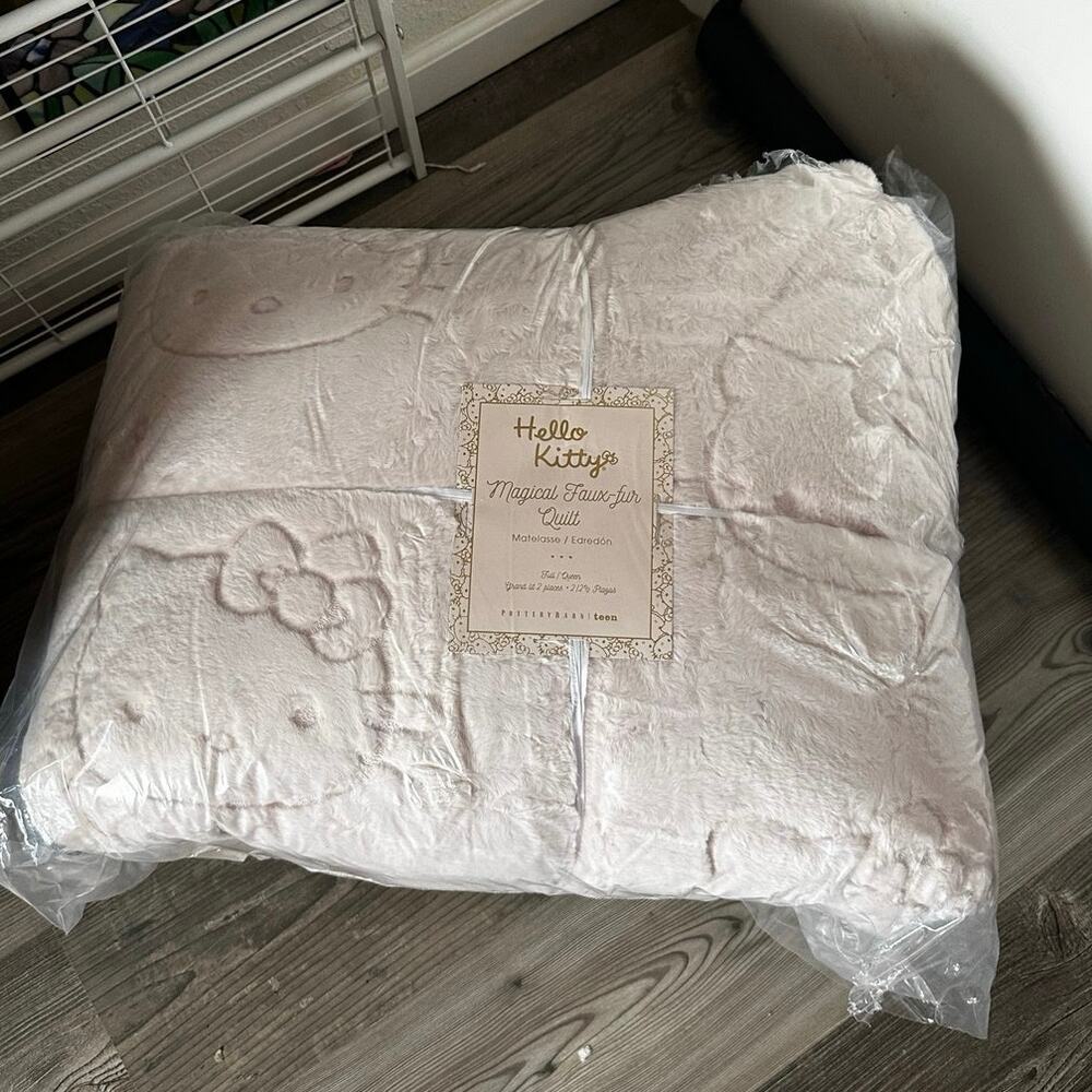 Pottery barn Sanrio hello kitty magical faux fur quilt pink